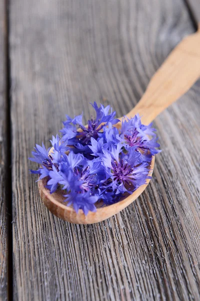 Fiori di mais in cucchiaio di legno sul tavolo primo piano — Foto Stock