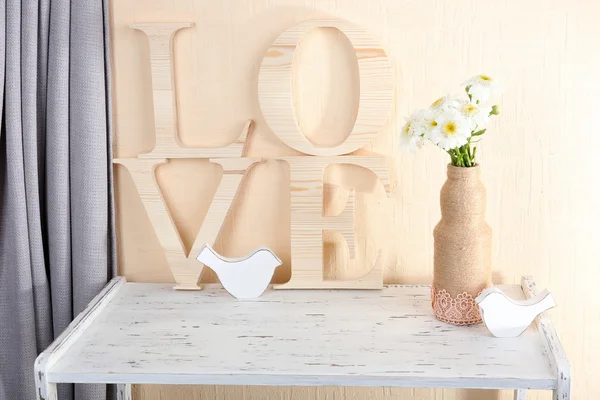 Decoración interior del hogar con flores — Foto de Stock