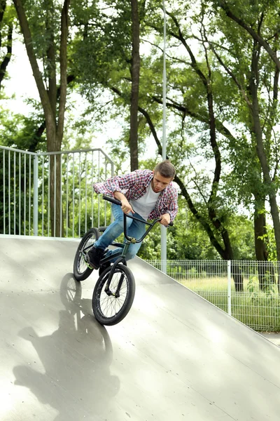 Мальчик прыгает на велосипеде BMX — стоковое фото
