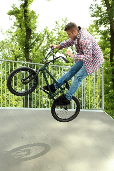 Junge springt mit seinem BMX-Rad — Stockfoto