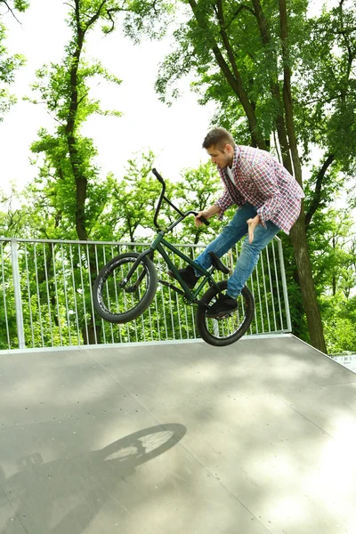 Junge springt mit seinem BMX-Rad — Stockfoto