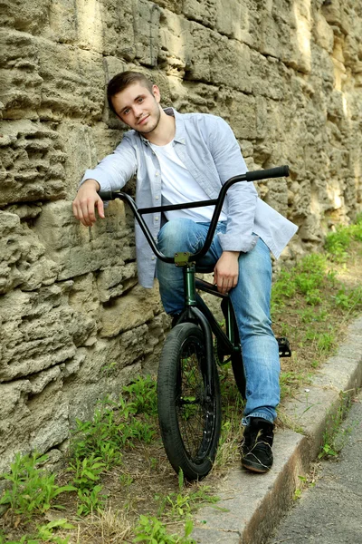 Niño en bicicleta BMX — Foto de Stock