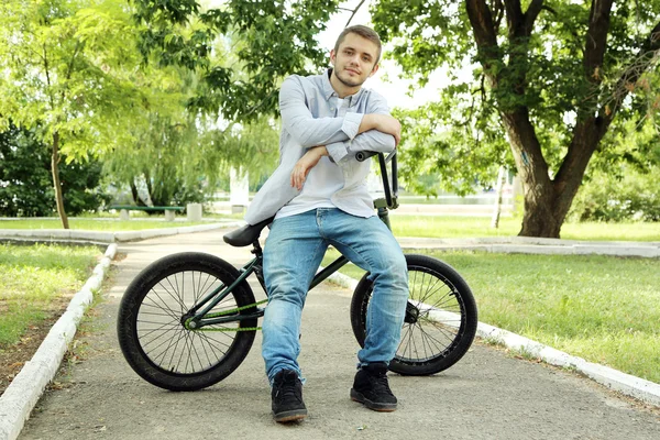 Młody chłopiec na rowerze bmx — Zdjęcie stockowe