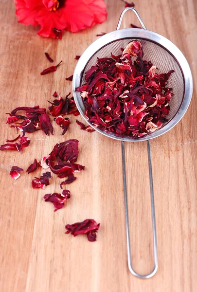 Hibiscus ceai uscat pe fundal din lemn — Fotografie, imagine de stoc