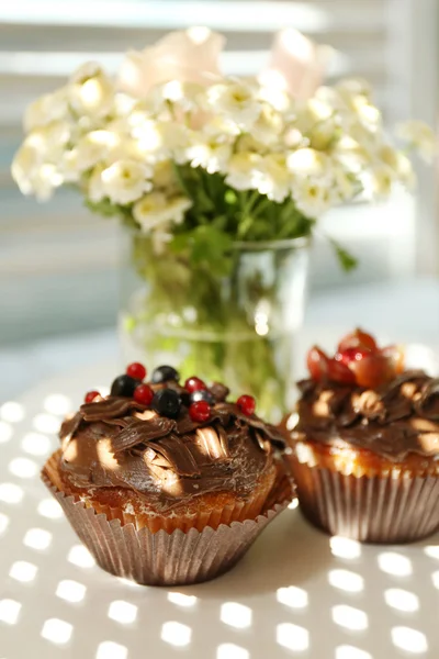 Asztal, ízletes cupcakes közelről — Stock Fotó