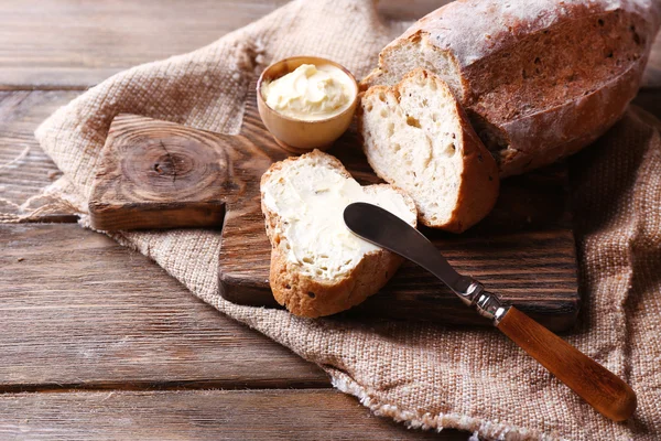 Pan fresco y mantequilla casera sobre fondo de madera — Foto de Stock