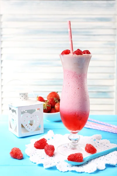 Delicioso smoothie na mesa, close-up — Fotografia de Stock