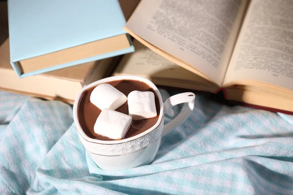 Kop warme chocolade op tafel, close-up — Stockfoto