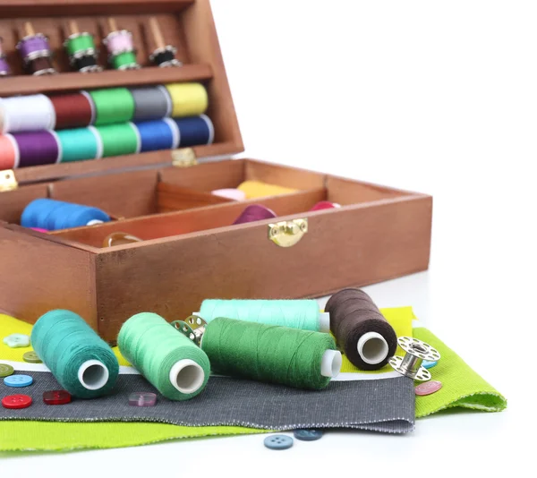 Hilos de colores para la costura en caja de madera aislada en blanco — Foto de Stock