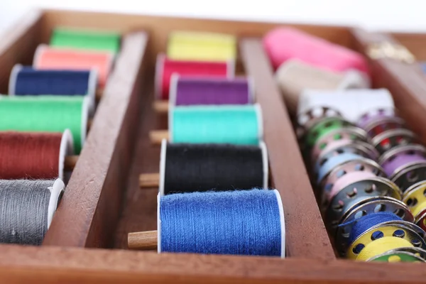 Detail barevné nitě pro vyšívání v dřevěné krabici — Stock fotografie