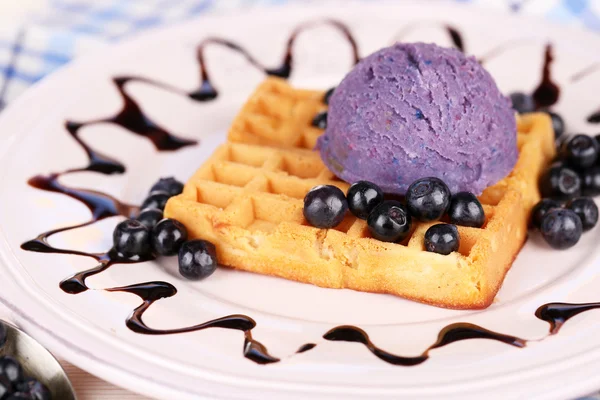 Heerlijke Belgische wafels met ijs op houten tafel — Stockfoto