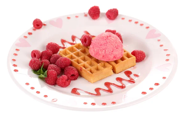 Leckere belgische Waffeln mit Eis, isoliert auf weiß — Stockfoto