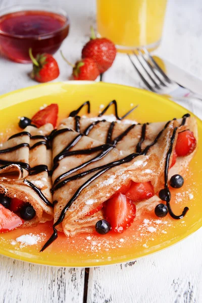 Leckere Pfannkuchen mit Beeren auf dem Tisch aus nächster Nähe — Stockfoto