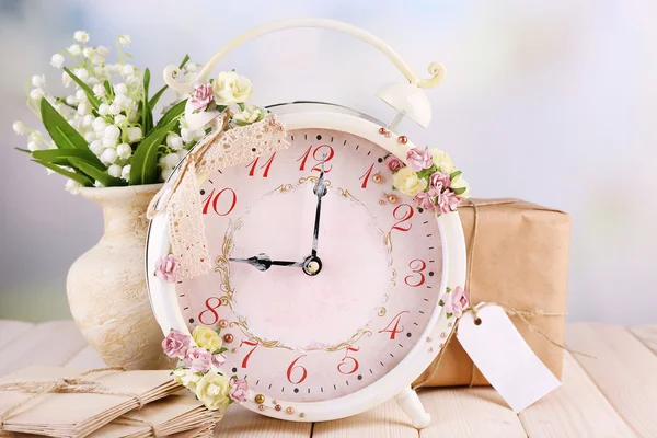 Precioso reloj despertador vintage con flores sobre fondo claro — Foto de Stock