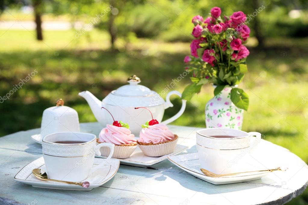 Jardín de Rosas Rubí - Página 6 Depositphotos_48903415-stock-photo-coffee-table-with-teacups-and