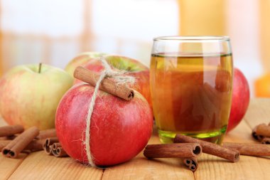 Olgun elma tarçın ve apple drin bardak