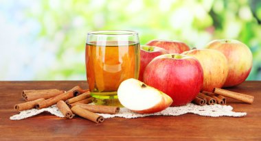 Olgun elma tarçın ve apple bardak içecek
