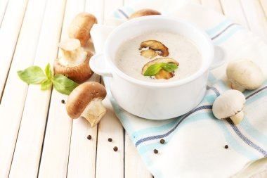 peçete üzerinde beyaz tencerede mantar çorbası