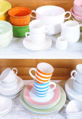 raf üzerinde farklı yemek takımı