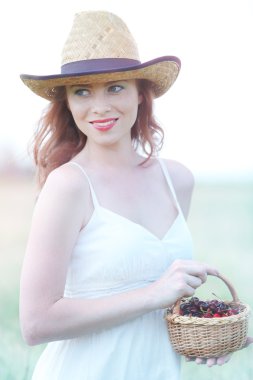 sepet kiraz ile alanında tutan kadın