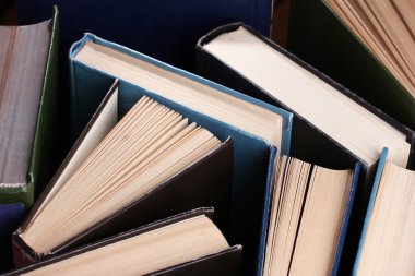 renkli ciltli ve kağıt kapaklı kitap