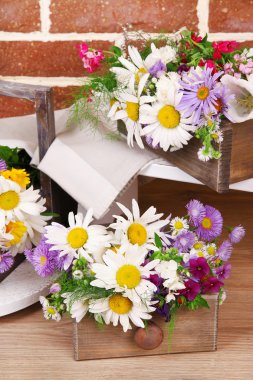 ahşap stand sandıklar içinde güzel çiçekler