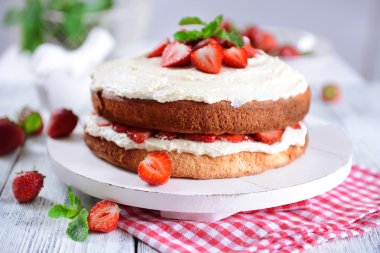 Lezzetli bisküvi kek çilek ile