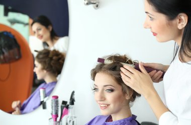 Kadın Kuaför saç modeli kız yapmak