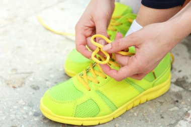 kadın bağlama ayakkabı bağı