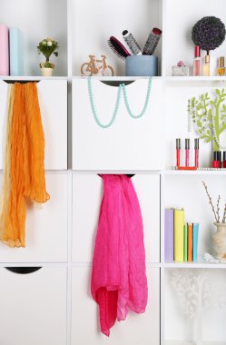 Çekmeceler ve raflar