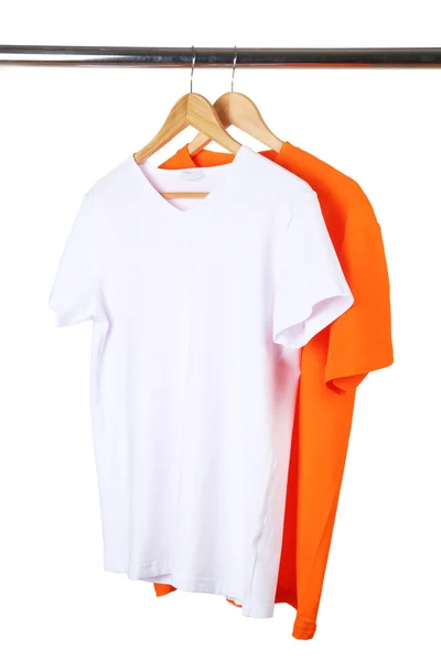 Orange-weiße T-Shirts auf Kleiderbügel — Stockfoto