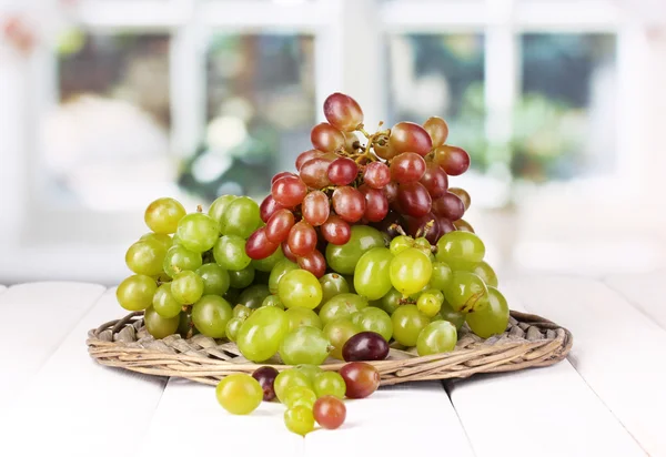 Hasır beşik üzerinde olgunlaşmış Yeşil üzüm — Stok fotoğraf