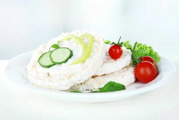 Tasty crispbreads with vegetables — Stock Photo, Image