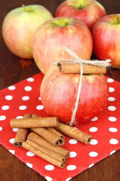 Pommes mûres avec bâtonnets de cannelle — Photo