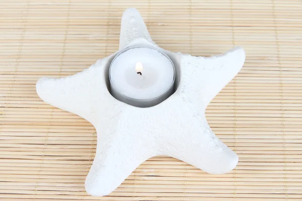 蜡烛在竹餐巾上的海星 — 图库照片