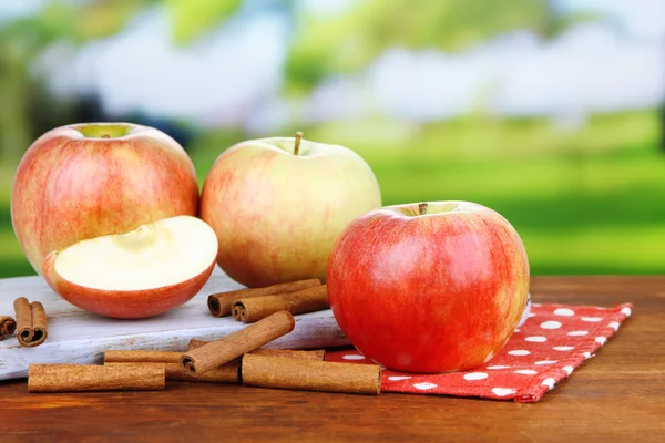 Ripe apples with with cinnamon sticks — Stock Photo, Image