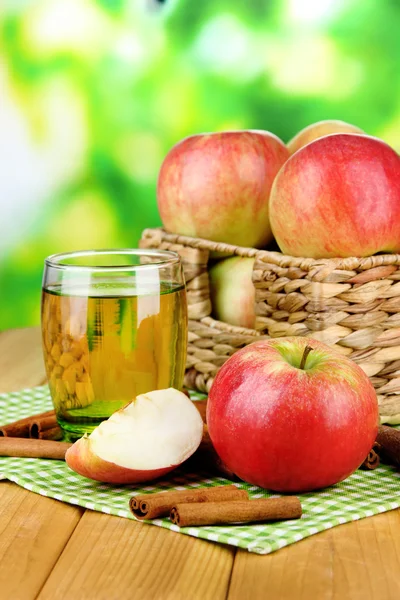 Ripe apples with with cinnamon sticks — Stock Photo, Image