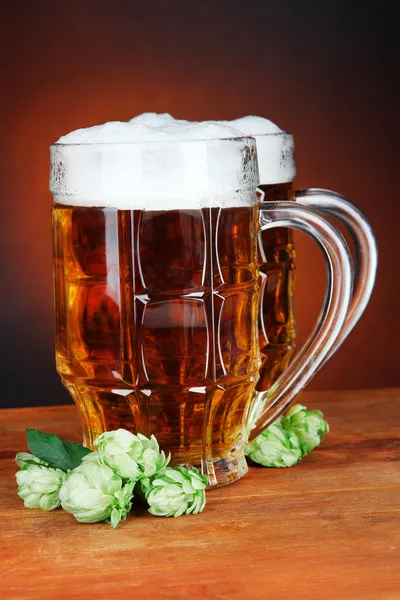 Glasses of beer and hops — Stock Photo, Image