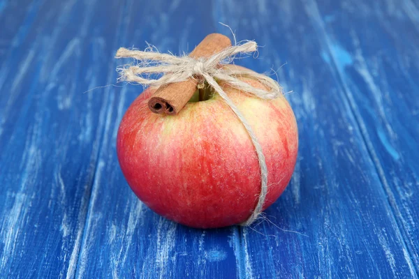 Manzana madura con palitos de canela — Foto de Stock