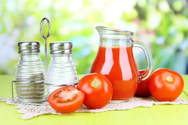 Jugo de tomate en jarra de vidrio — Foto de Stock