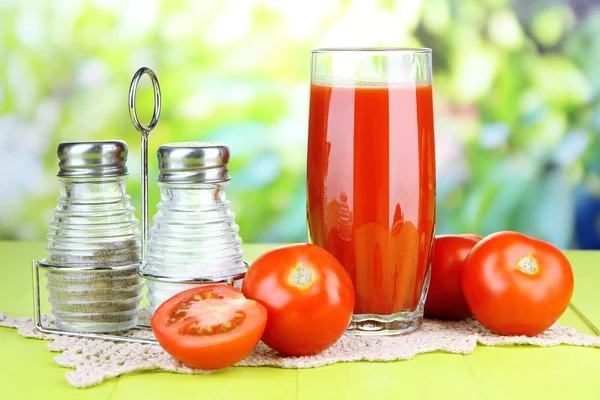 Zumo de tomate en vaso —  Fotos de Stock