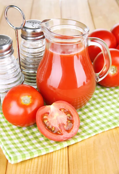 Jugo de tomate en jarra de vidrio — Foto de Stock