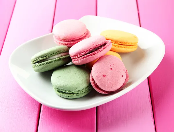 Macaroons suaves na placa na mesa — Fotografia de Stock