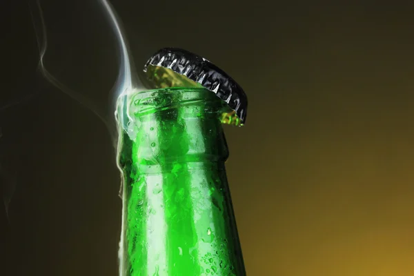 Parte superior de la botella de cerveza húmeda abierta — Foto de Stock