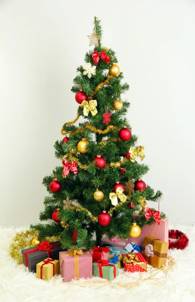 Decorated Christmas tree with gifts — Stock Photo, Image