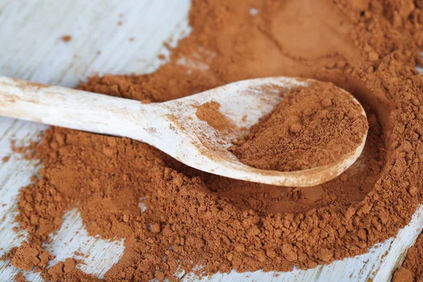 Cocoa powder in spoon — Stock Photo, Image