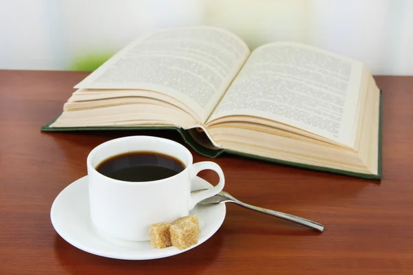 Kopje koffie met suiker en boek — Stockfoto