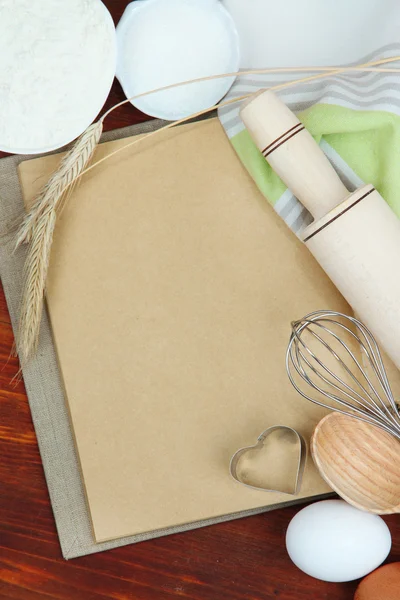 Podstawowych składników pieczenia i naczynia kuchenne — Zdjęcie stockowe