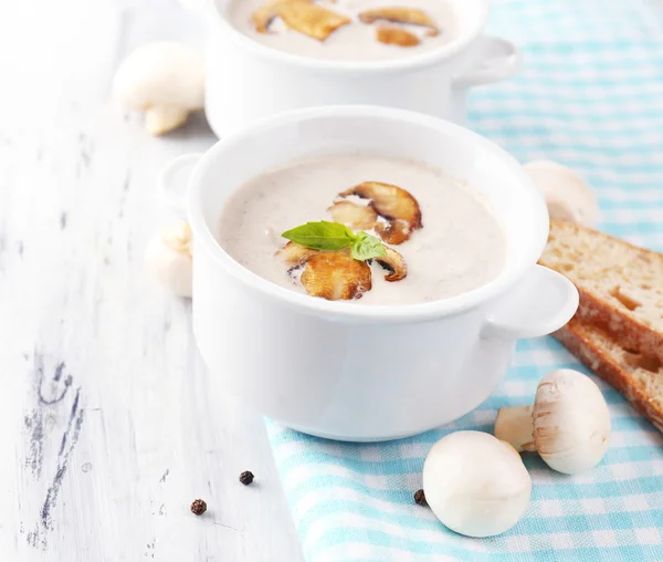 Sopa de cogumelos em vasos brancos — Fotografia de Stock