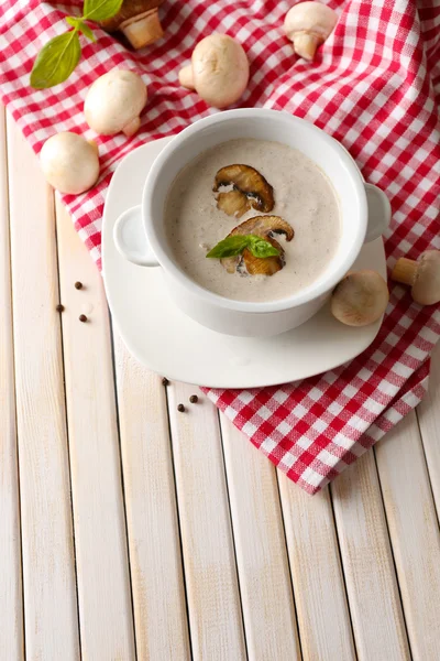 Sopa de cogumelos em panela branca, em guardanapo — Fotografia de Stock